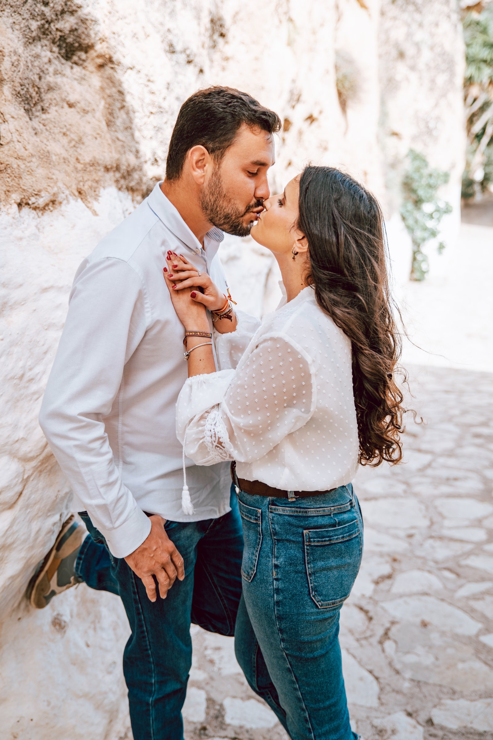 Pareja besándose durante su sesión de preboda en Jaén