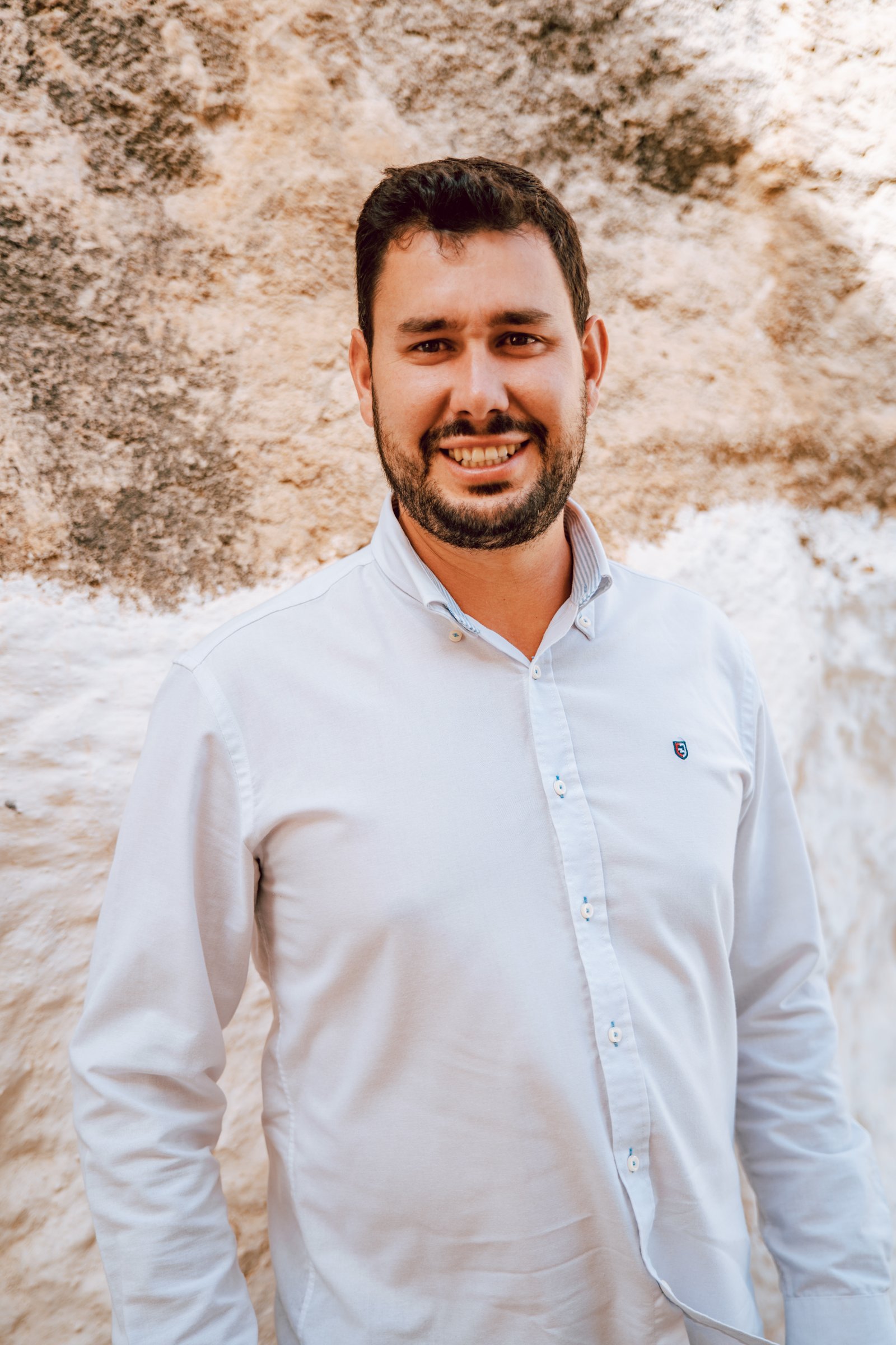 Retrato del novio durante una sesión de preboda en Jaén