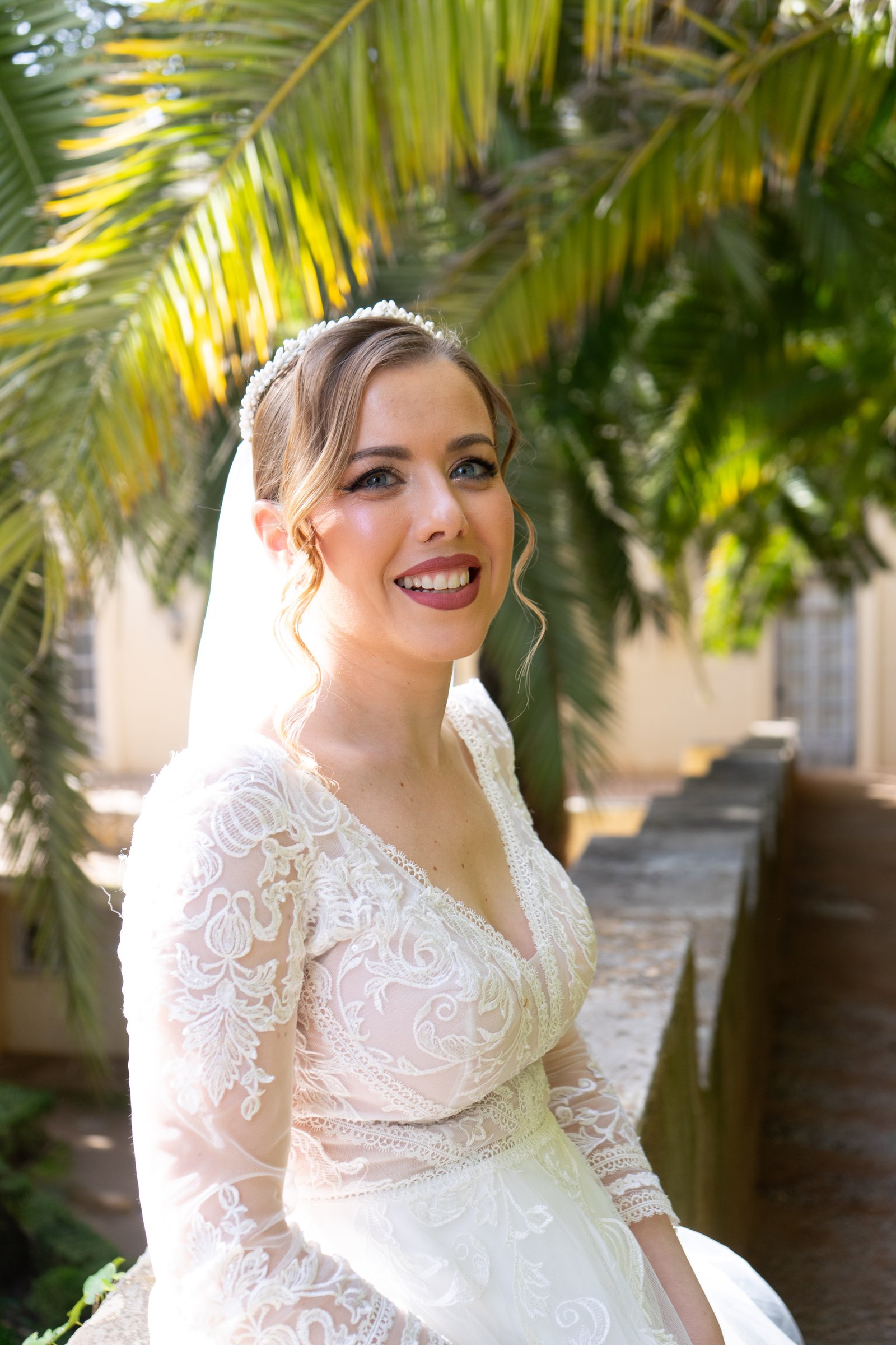 Pareja celebrando su boda al aire libre